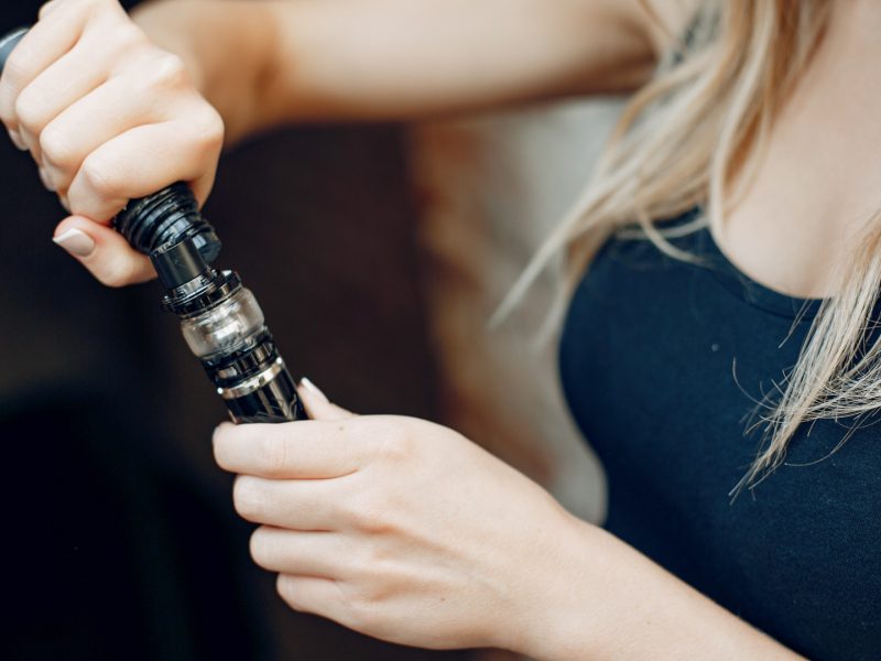 Cigarette électronique : une alternative au tabac sous surveillance