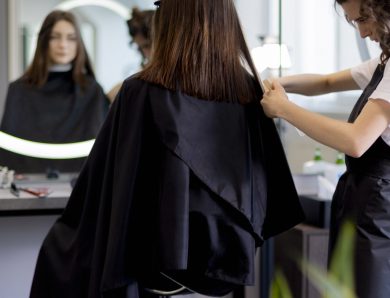 Coiffeuse avec un BP coiffure : le portage salarial, une voie pour s’affranchir des salaires en salon ?