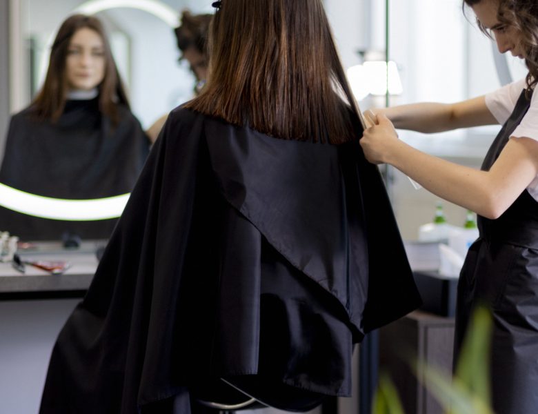 Coiffeuse avec un BP coiffure : le portage salarial, une voie pour s’affranchir des salaires en salon ?