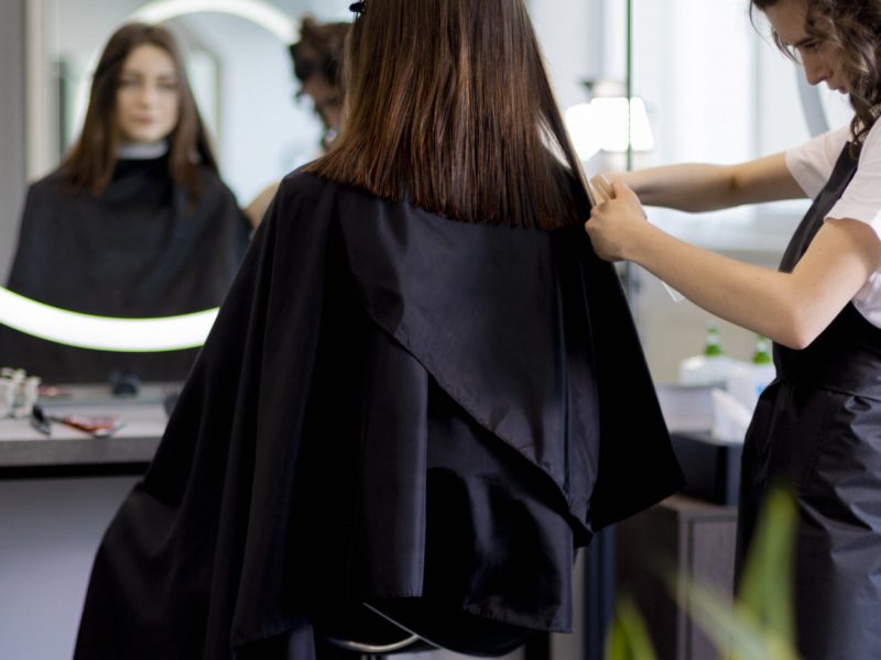 Coiffeuse avec un BP coiffure : le portage salarial, une voie pour s’affranchir des salaires en salon ?